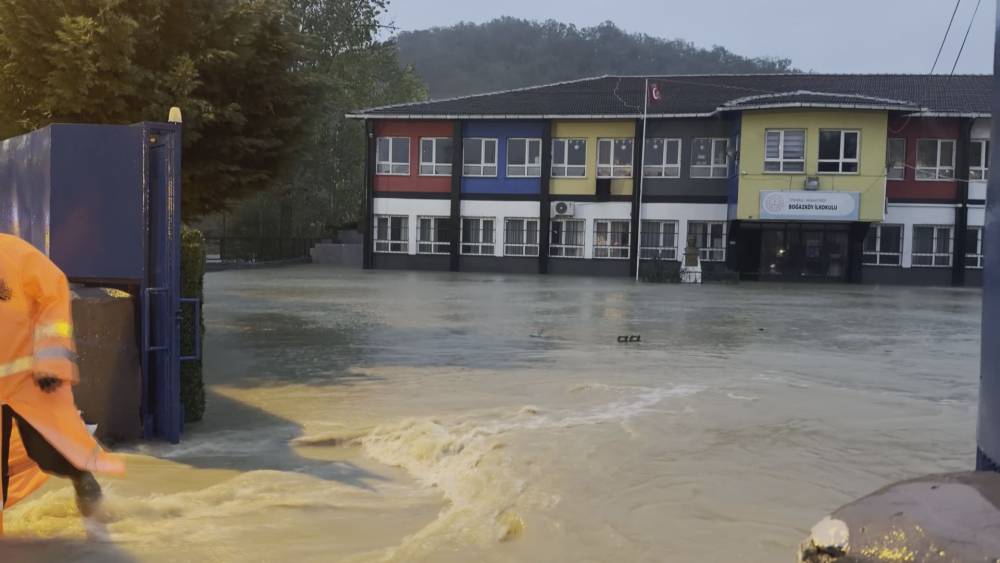 Arnavutk&ouml;y'de yağış nedeniyle Alibey Deresi yola taştı; sular okul bah&ccedil;esine doldu 