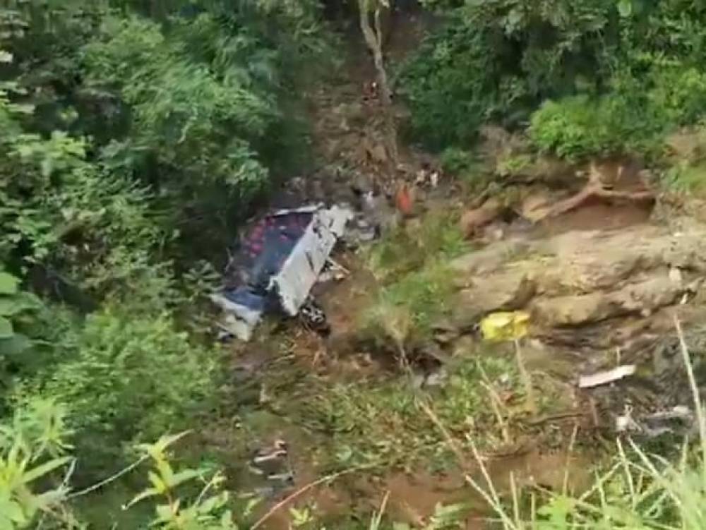 Kolombiya&rsquo;da otob&uuml;s u&ccedil;uruma yuvarlandı: 17 &ouml;l&uuml;, 20 yaralı