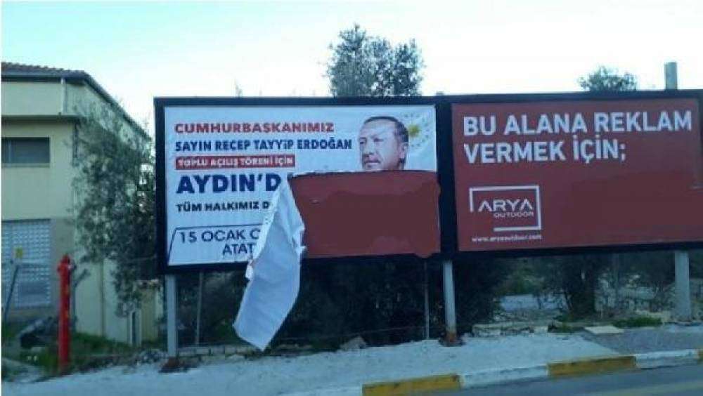 Cumhurbaşkanı Erdoğan’ın afişlerini yırtan şüpheli serbest bırakıldı