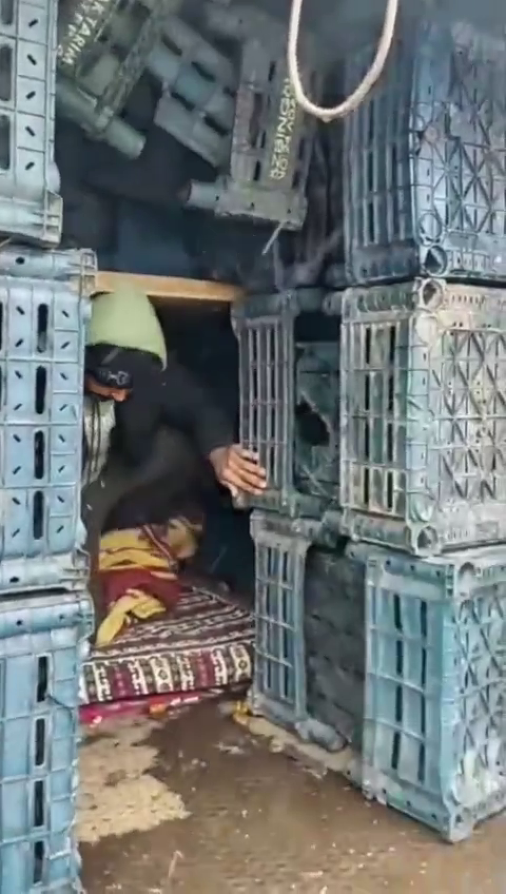 TIR'ın dorsesindeki kasaların arkasında 14 ka&ccedil;ak g&ouml;&ccedil;men yakalandı