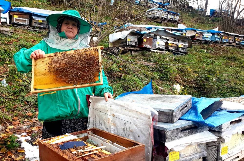 Gen&ccedil; yaşta babasını kaybedince &ouml;mr&uuml;n&uuml; kardeşlerine adadı; arıcılık yapıp hepsini okuttu