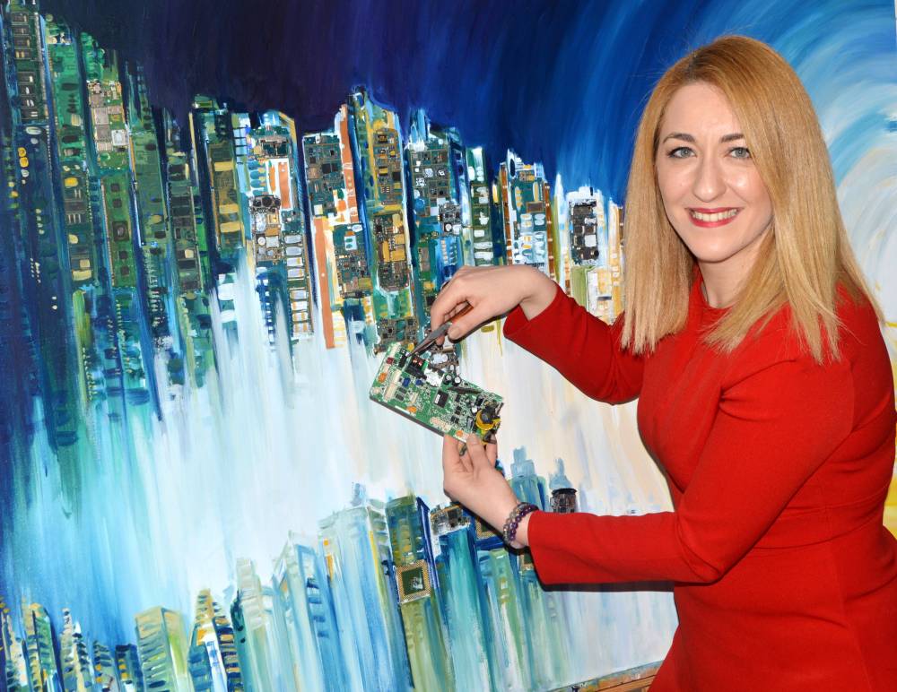 Elektronik devreleri tuvallerinde kullanıyor