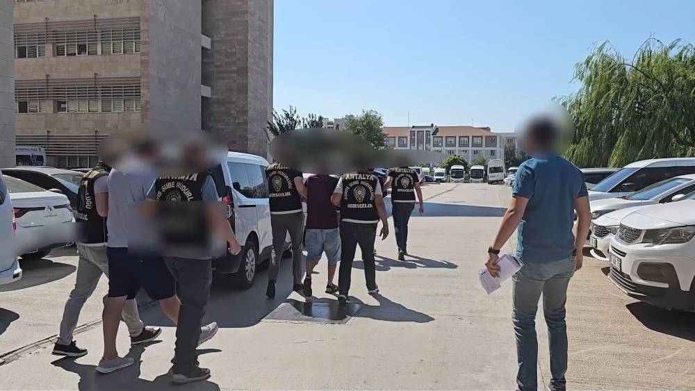 Sinyal kesici cihazla ara&ccedil;tan hırsızlık yapan 3 ş&uuml;pheli tutuklandı