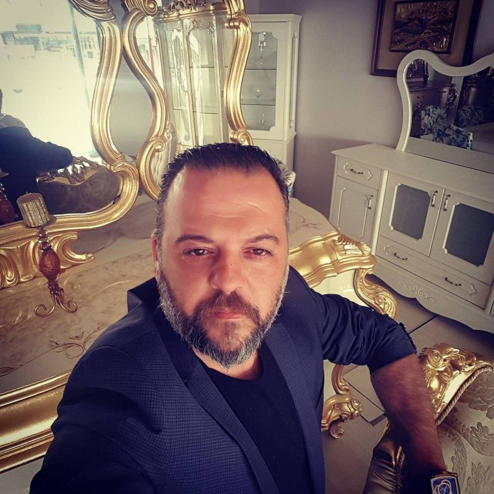 Hafif ticari ara&ccedil;, otomobilinin yanında bekleyen s&uuml;r&uuml;c&uuml; ile TIR'a &ccedil;arptı: 1 &ouml;l&uuml;, 1 yaralı