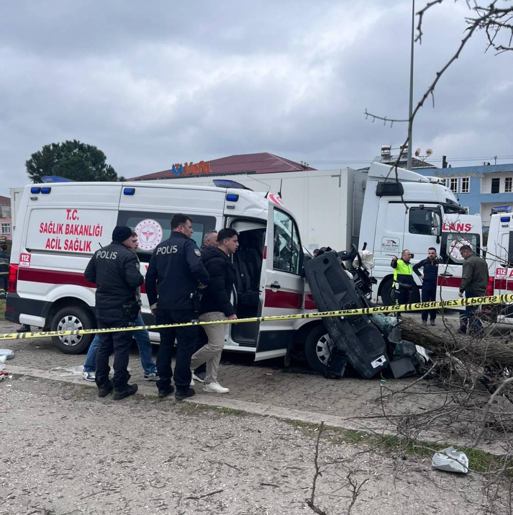 Ambulans ile kamyon &ccedil;arpıştı: 1 &ouml;l&uuml;, 3 yaralı