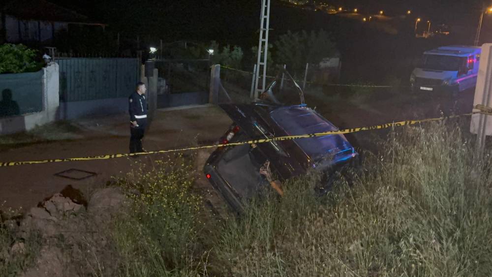 Kırıkkale'de hafif ticari ara&ccedil; şarampole devrildi; 1 &ouml;l&uuml;, 3 yaralı 