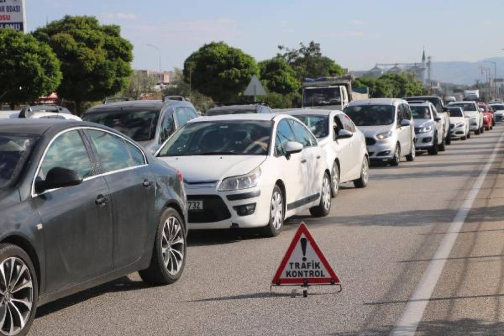 Afyonkarahisar- Antalya kara yolunda bayram dönüş trafiği