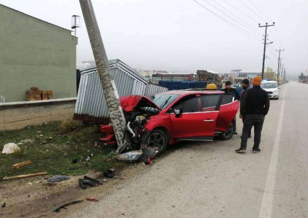 Otomobiliyle elektrik direğine çarptı
