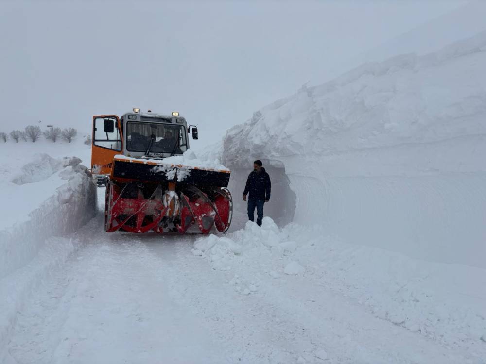 Tunceli&rsquo;de 3 metreyi aşan karla zorlu m&uuml;cadele dronla g&ouml;r&uuml;nt&uuml;lendi