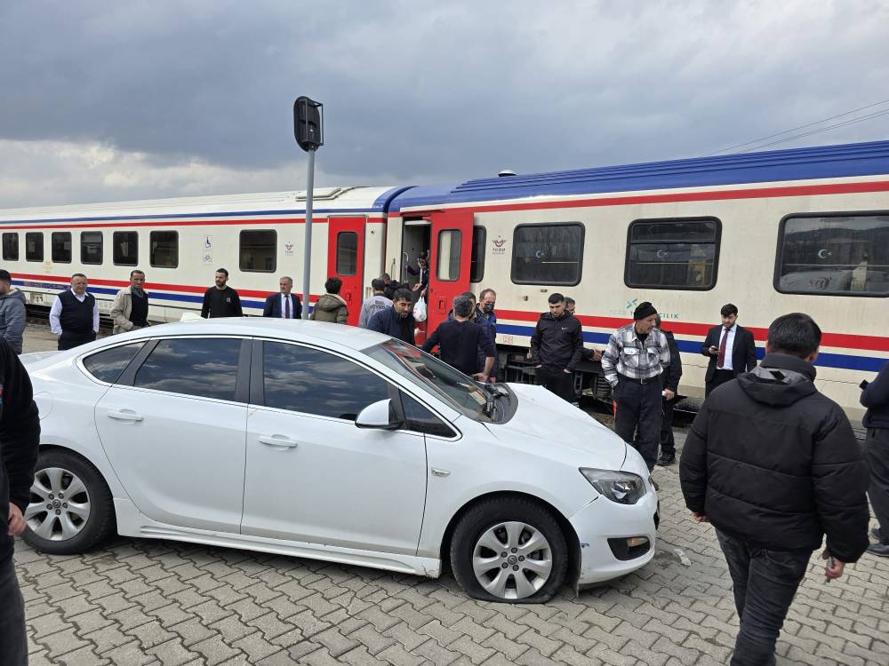 Bing&ouml;l'de yolcu treni otomobile &ccedil;arptı: 3 yaralı