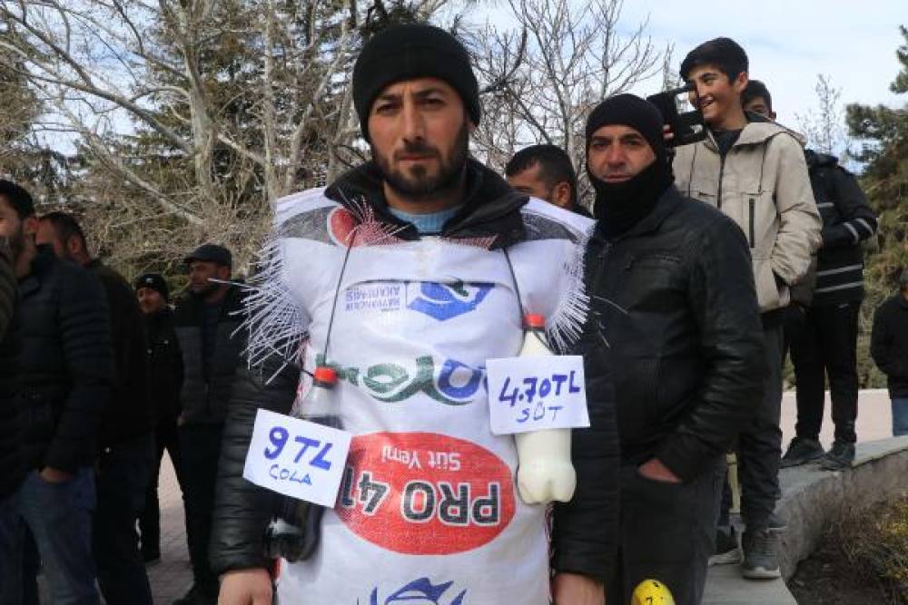 Burdur'da çiftçiden süt dökme eylemi