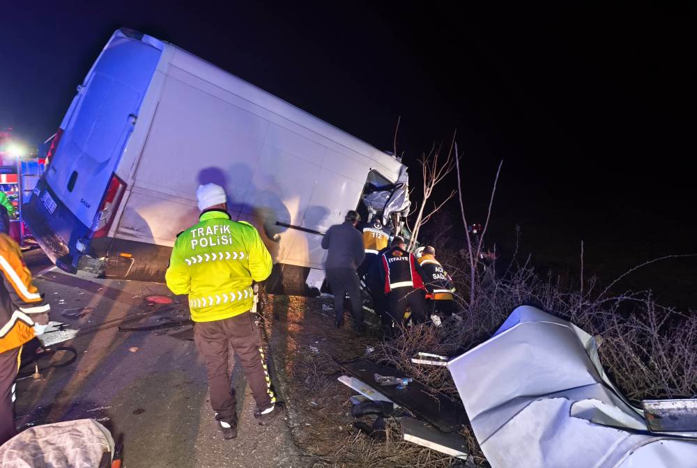 Kamyonet TIR&rsquo;a arkadan &ccedil;arptı: 2 &ouml;l&uuml;, 1 yaralı 