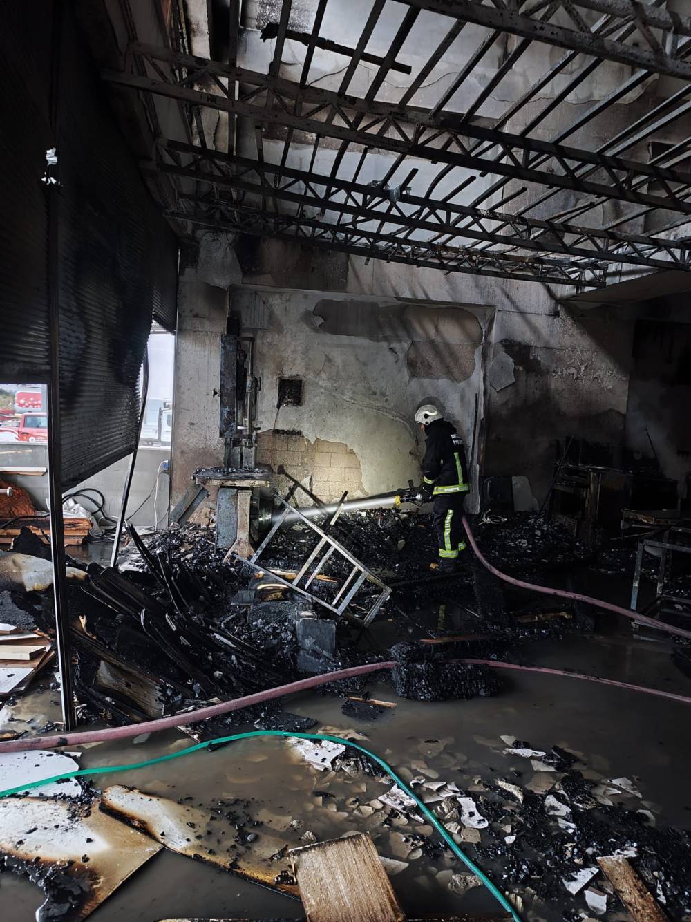 Mobilya at&ouml;lyesindeki yangını itfaiye s&ouml;nd&uuml;rd&uuml;