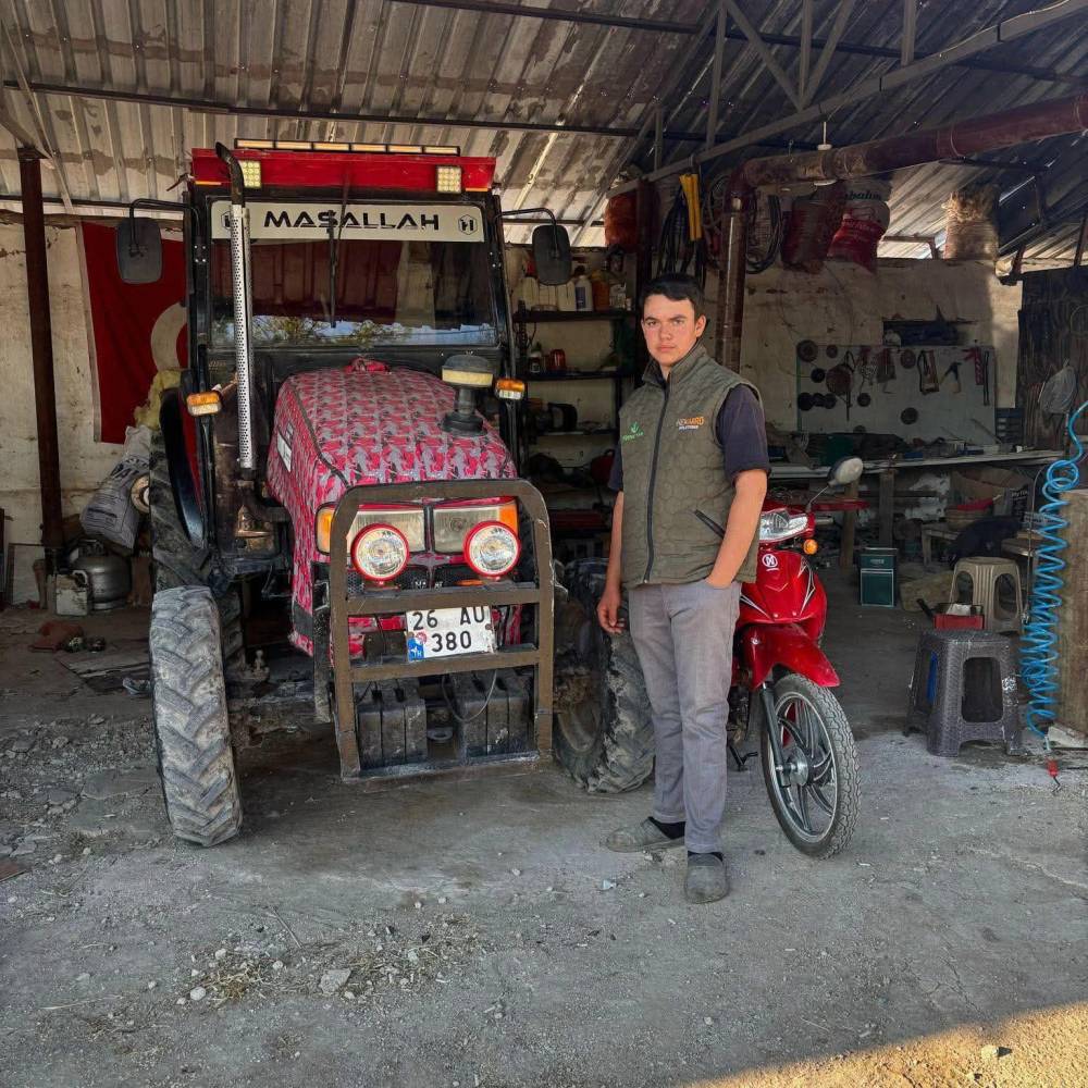 Trakt&ouml;r yıkarken elektrik akımına kapılan liseli Furkan, &ouml;ld&uuml;