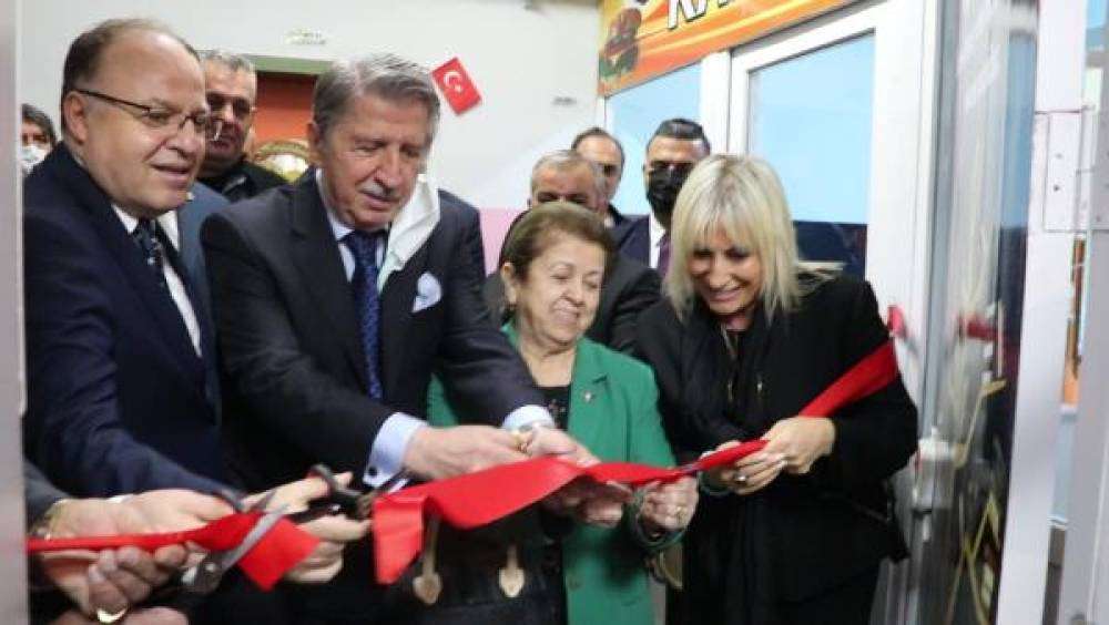 Eşinin adını yaşatmak için kütüphane açtı