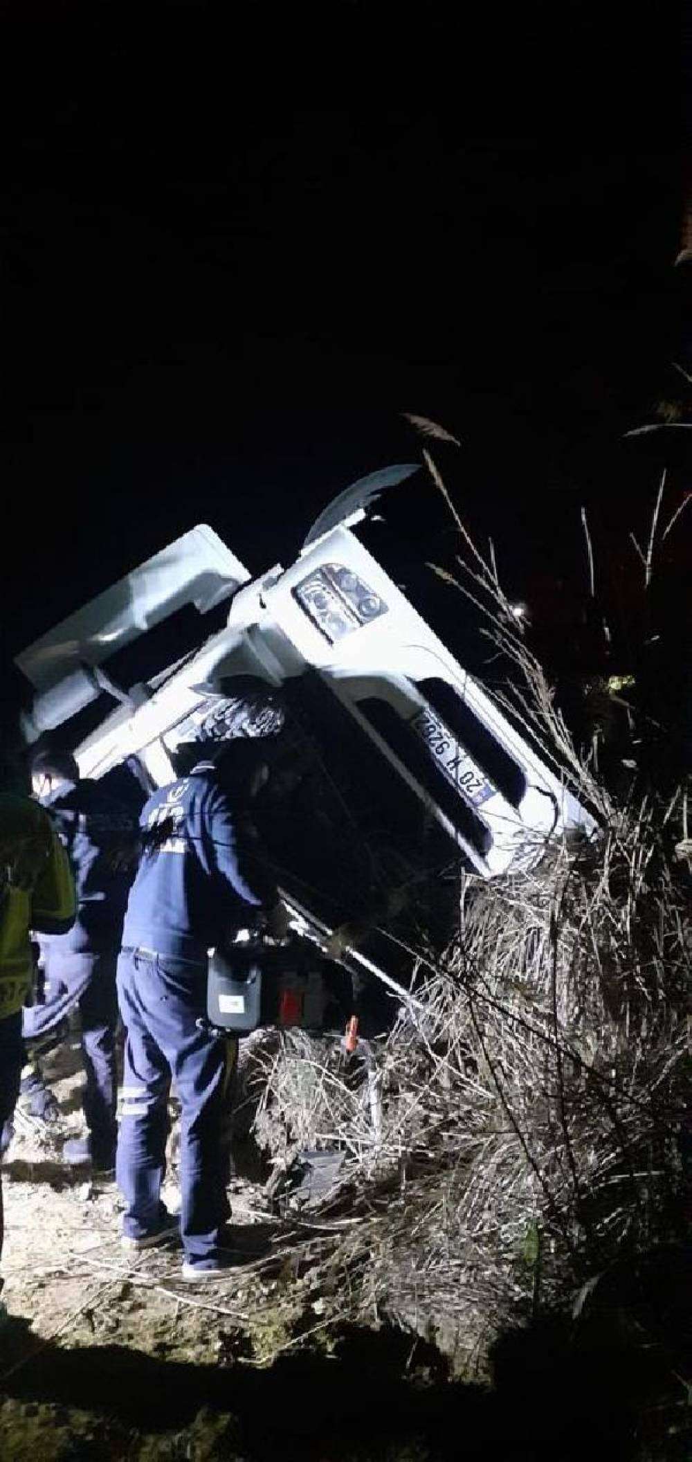 Hurda yüklü TIR devrildi: 1 ölü, 1 yaralı