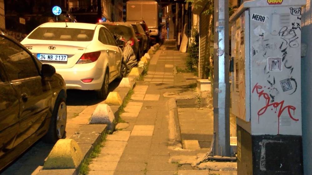Kadıköy'de 8 yerinden bıçaklandı, yoldan geçen taksici hastaneye yetiştirdi 
