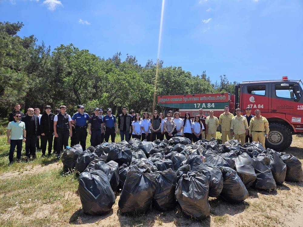 &Ouml;ğrenciler, ormandan 1 saatte 50 torba atık topladı