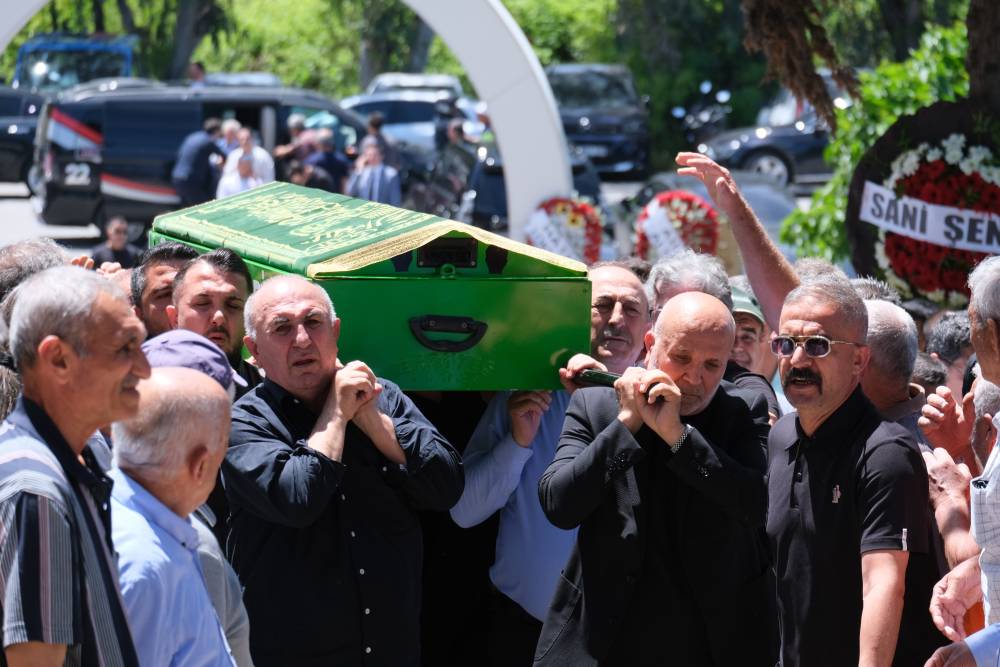 Mevl&uuml;t &Ccedil;avuşoğlu'nun kardeşi, toprağa verildi