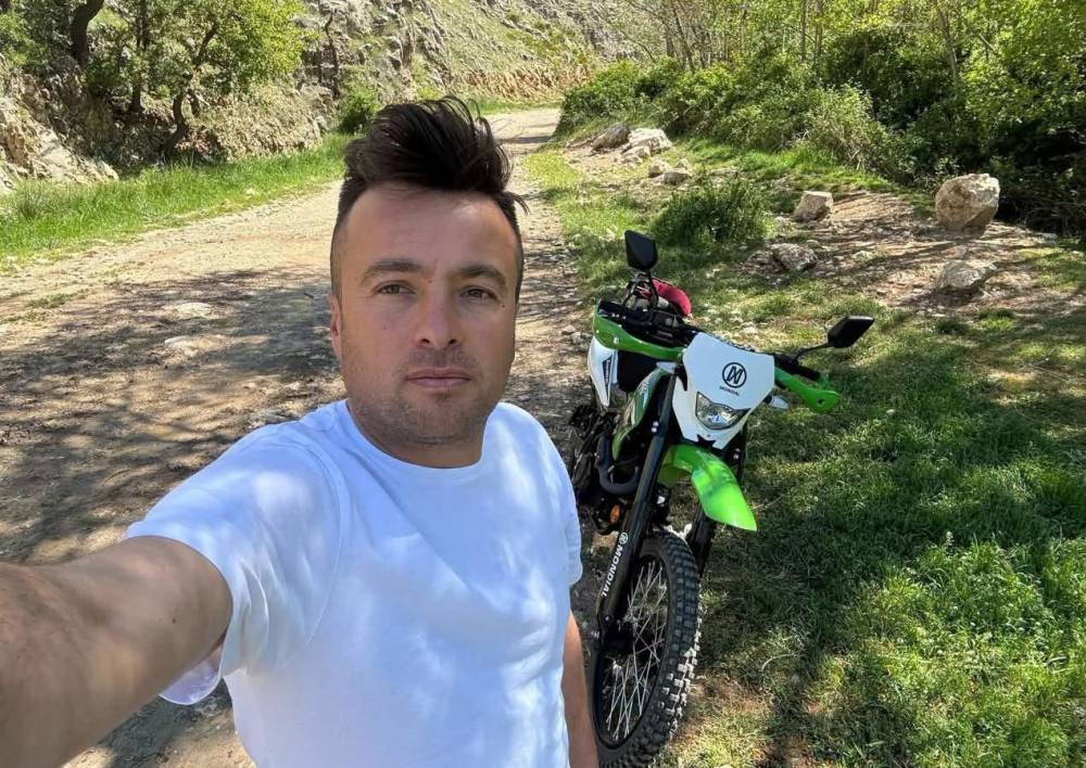 Otomobille &ccedil;arpışan motosikletin s&uuml;r&uuml;c&uuml;s&uuml; hayatını kaybetti