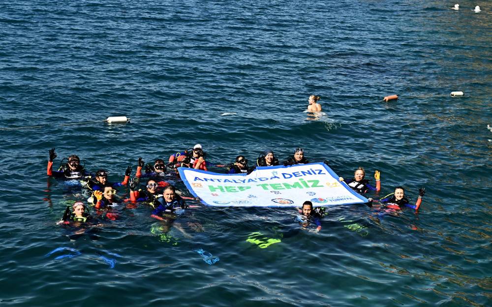 Antalya'da gönüllü dalgıçlardan Muratpaşa'da deniz dibi temizliği