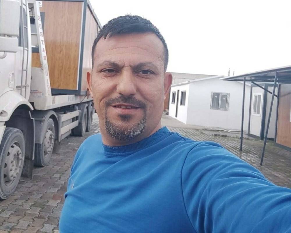 Salihli'de otomobil elektrik direğine &ccedil;arptı: 1 &ouml;l&uuml;, 2 yaralı