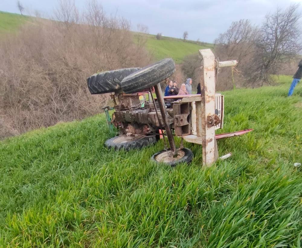 Tarlaya g&uuml;bre atarken devrilen trakt&ouml;r&uuml;n altında kalan s&uuml;r&uuml;c&uuml; &ouml;ld&uuml; 