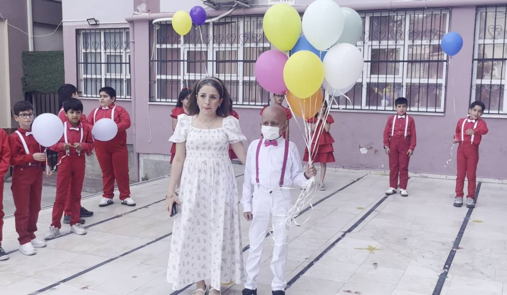 İlik nakli s&uuml;reci başarılı ge&ccedil;en l&ouml;semili Kadir, okulunda y&uuml;zlerce balonla karşılandı