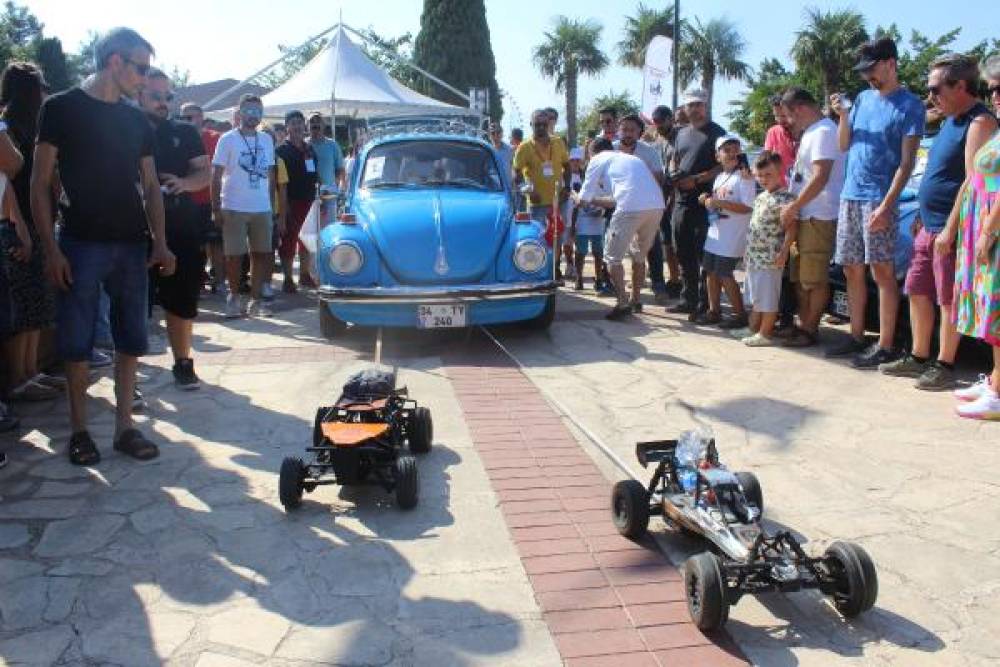 Hobi festivalinde kumandalı 2 elektrikli araçla 1 tonluk otomobil çekildi
