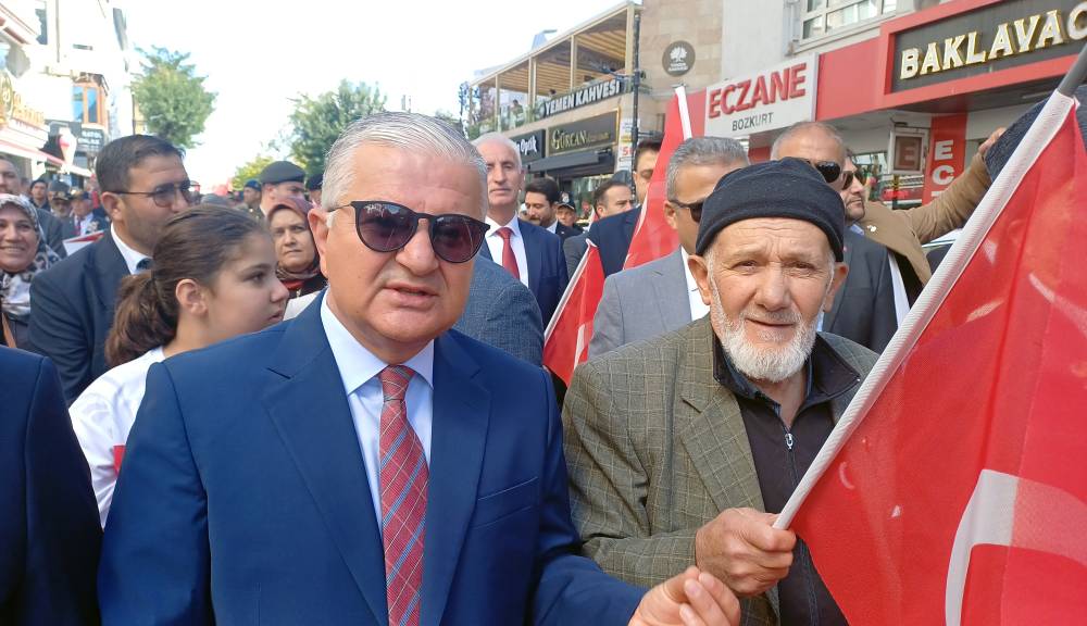 Atat&uuml;rk'&uuml;n sesine benzeyen sesiyle tanınan emekli postacı, Onuncu Yıl Nutku'nu okudu