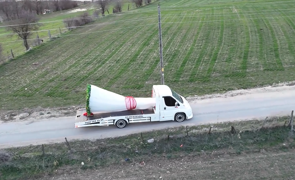 Oto kurtarıcı &uuml;zerine yerleştirdiği dev buketle evlilik teklifi etti 
