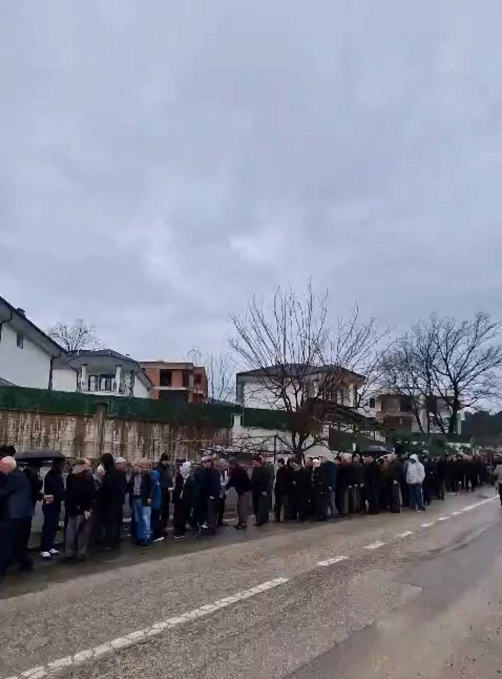 60 yıllık mahalle geleneği; bayramlaşma kuyruğu 1 kilometreyi buldu