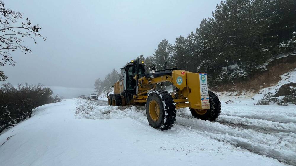 Manisa B&uuml;y&uuml;kşehir Belediyesi'nden Spil Dağı'nda Kar Mesaisi