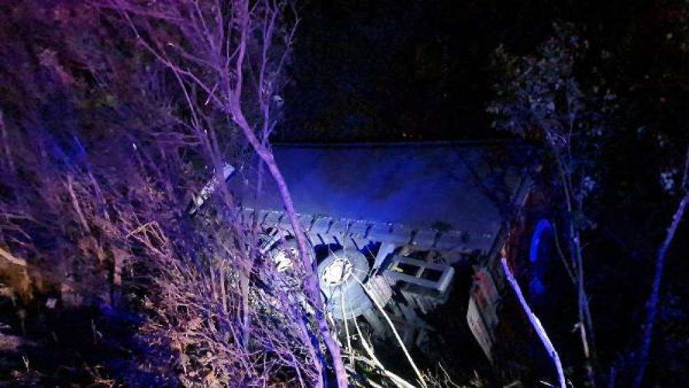 Kamyon ağaçlık alana devrildi