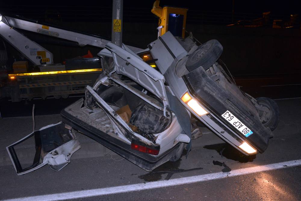 İkiye katlanan otomobilden yaralı &ccedil;ıktılar