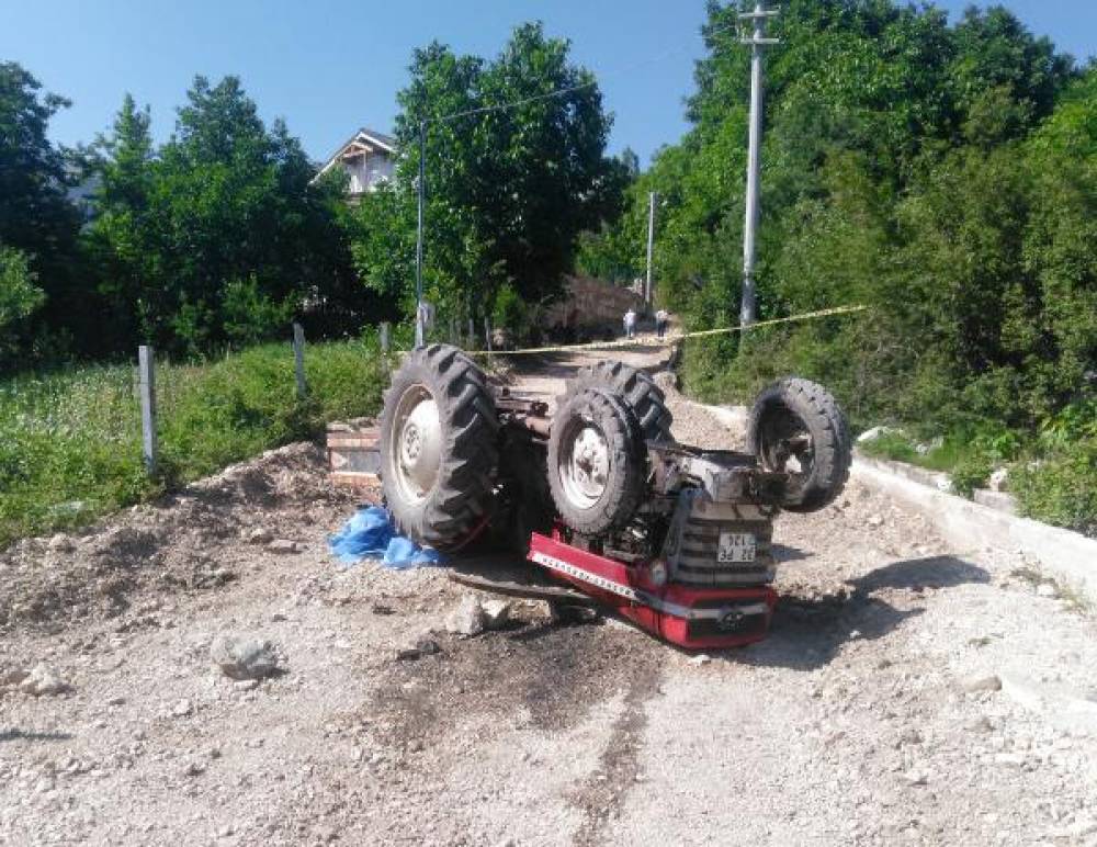 Devrilen traktörün sürücüsü öldü, annesi yaralı