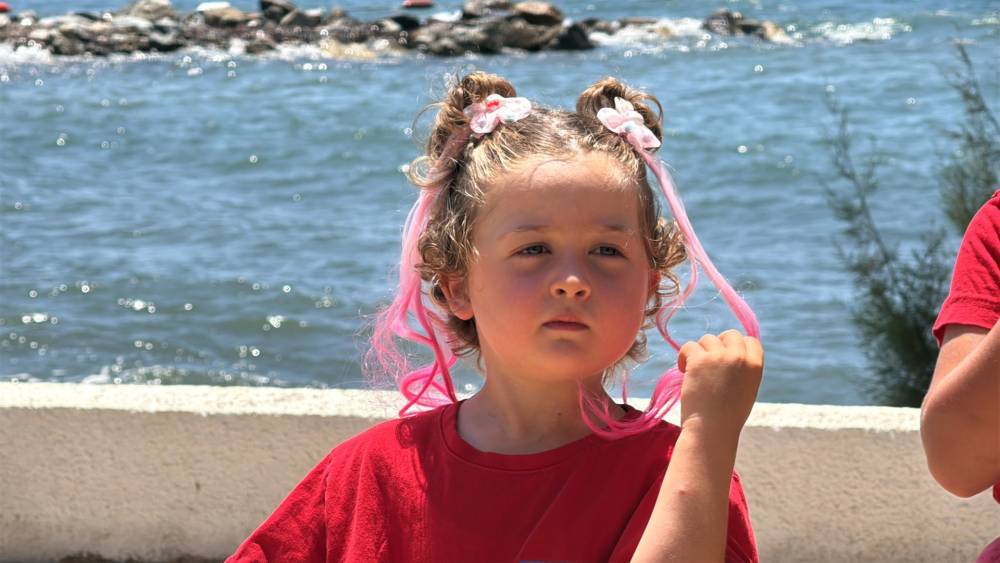 L&ouml;semiyi yenen 5 yaşındaki Erva, tatil k&ouml;y&uuml;nde moral kazandı