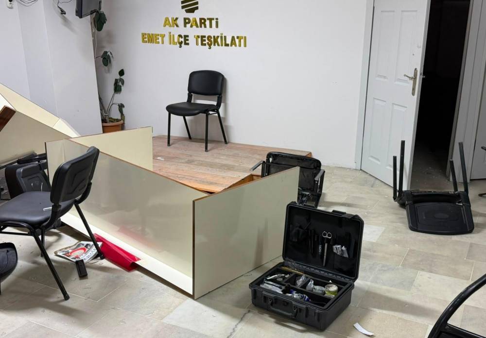 AK Parti Emet İl&ccedil;e Başkanlığı binasına saldırı
