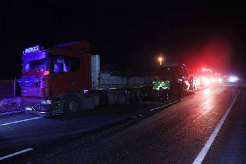 Yolcu otobüsü TIR'a çarptı: 1 ölü, 21 yaralı