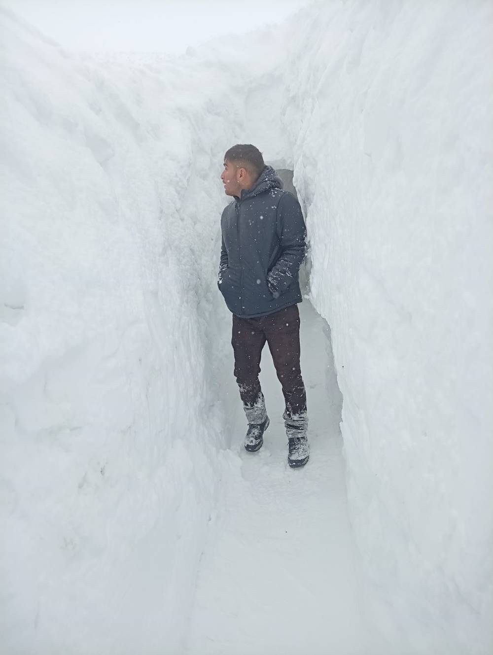 Kar kalınlığının 2 metreyi bulduğu mezrada evi ile ahırı arasına t&uuml;nel a&ccedil;tı