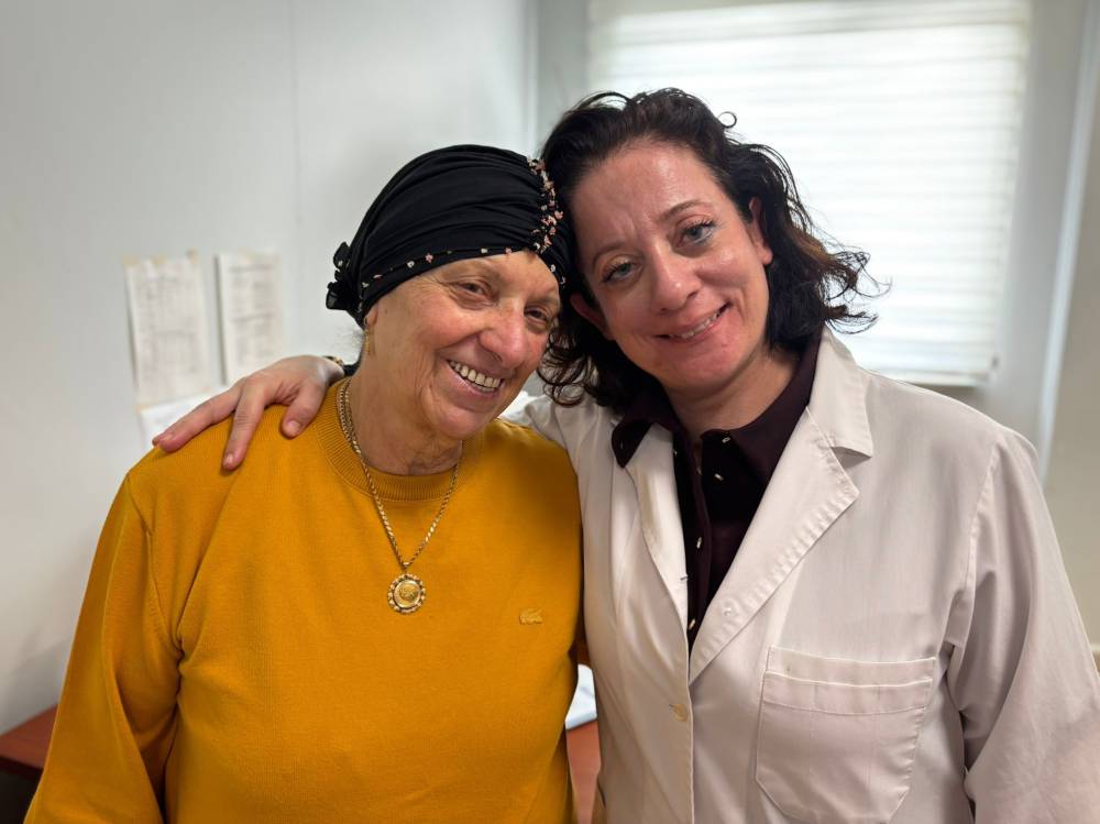 Bir gecede ses telleri fel&ccedil; olan anneyi doktor kızı iyileştirdi