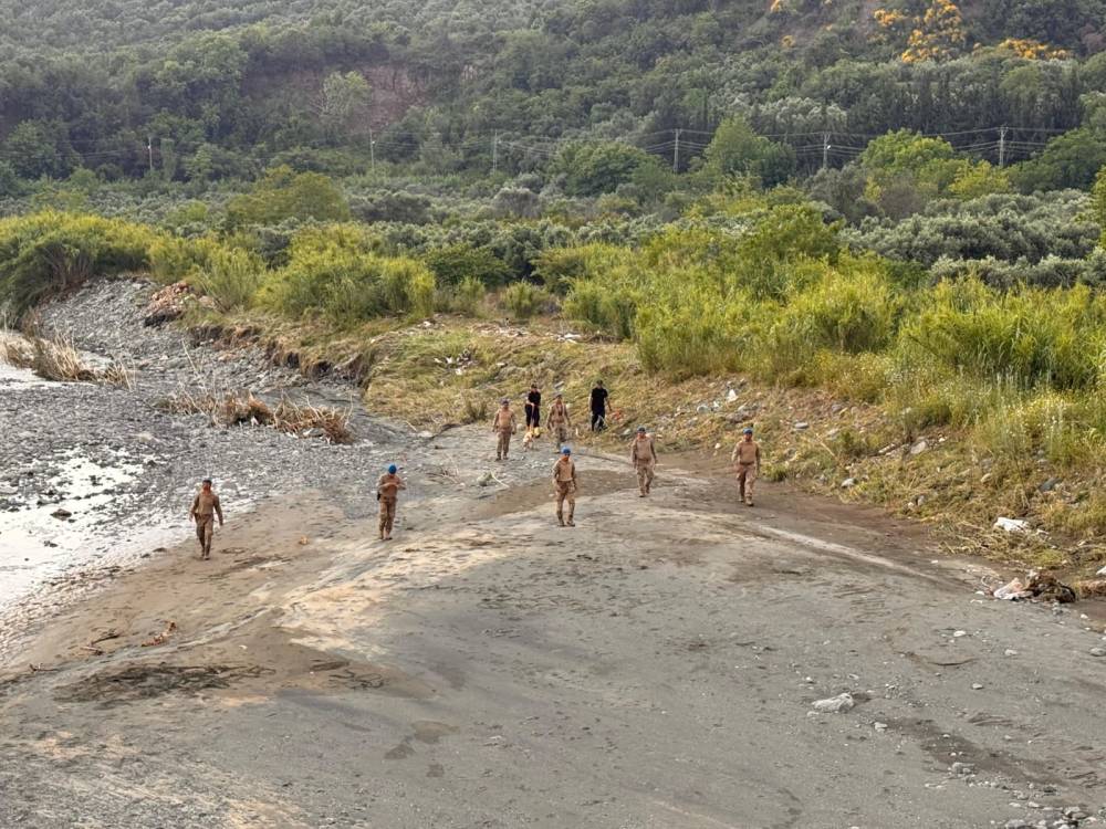 Hatay'da Asi Nehri taştı, sağanakta k&ouml;pr&uuml; ve yollar ile bir ev &ccedil;&ouml;kt&uuml;; 3 &ouml;l&uuml;, 3 yaralı, 2 kayıp (7)