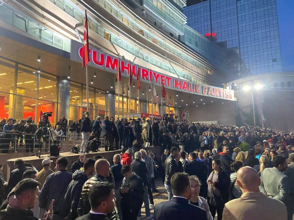 CHP&rsquo;liler 'mutlak butlan' kararı sonrası genel merkezde toplandı