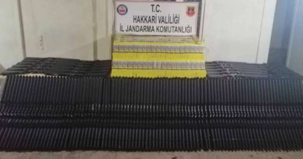 119 ruhsatsız tüfek ile 100 bin kurusıkıyı saman balyaları arasına gizlemişler