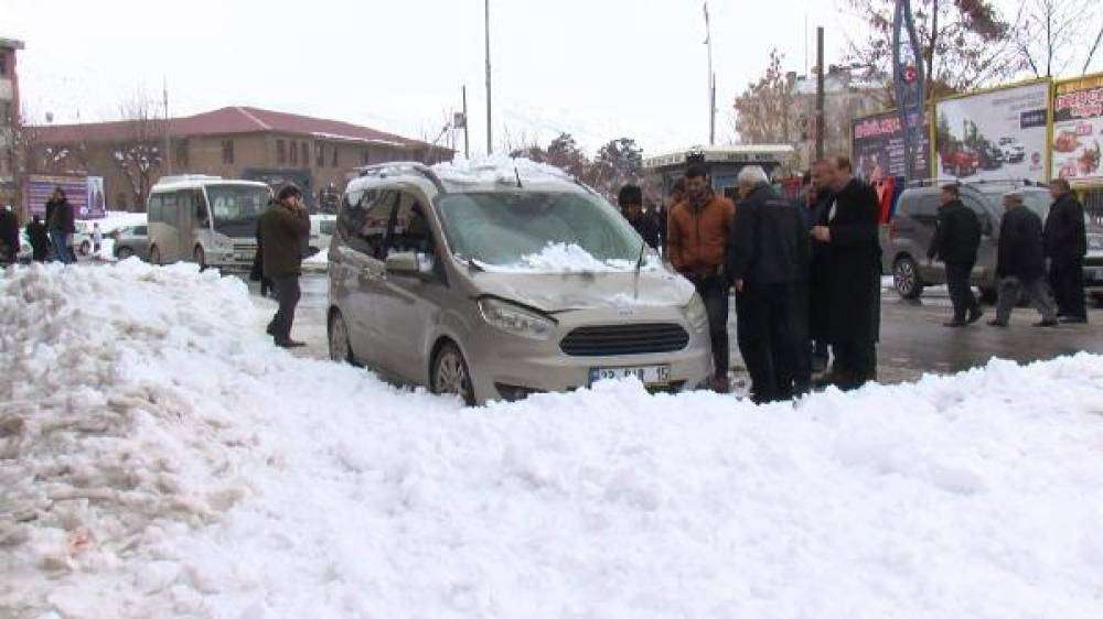 Çatıdan üzerine kar kütlesi düşen araçta hasar oluştu