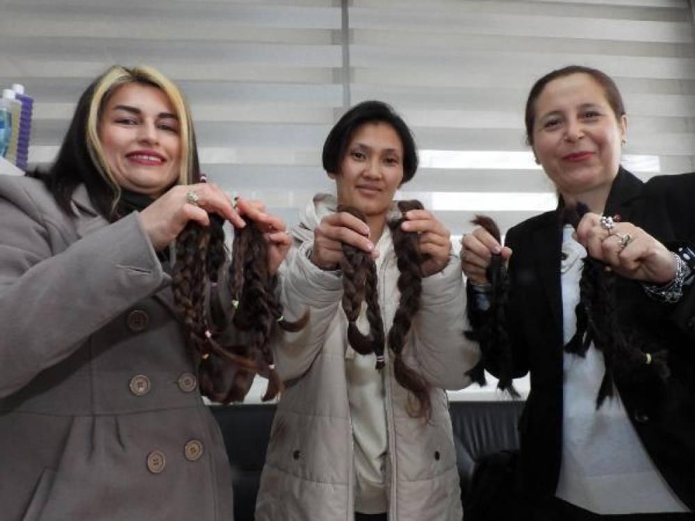 Tekvandocu kadınlar, kanser hastaları için saçlarını bağışladı