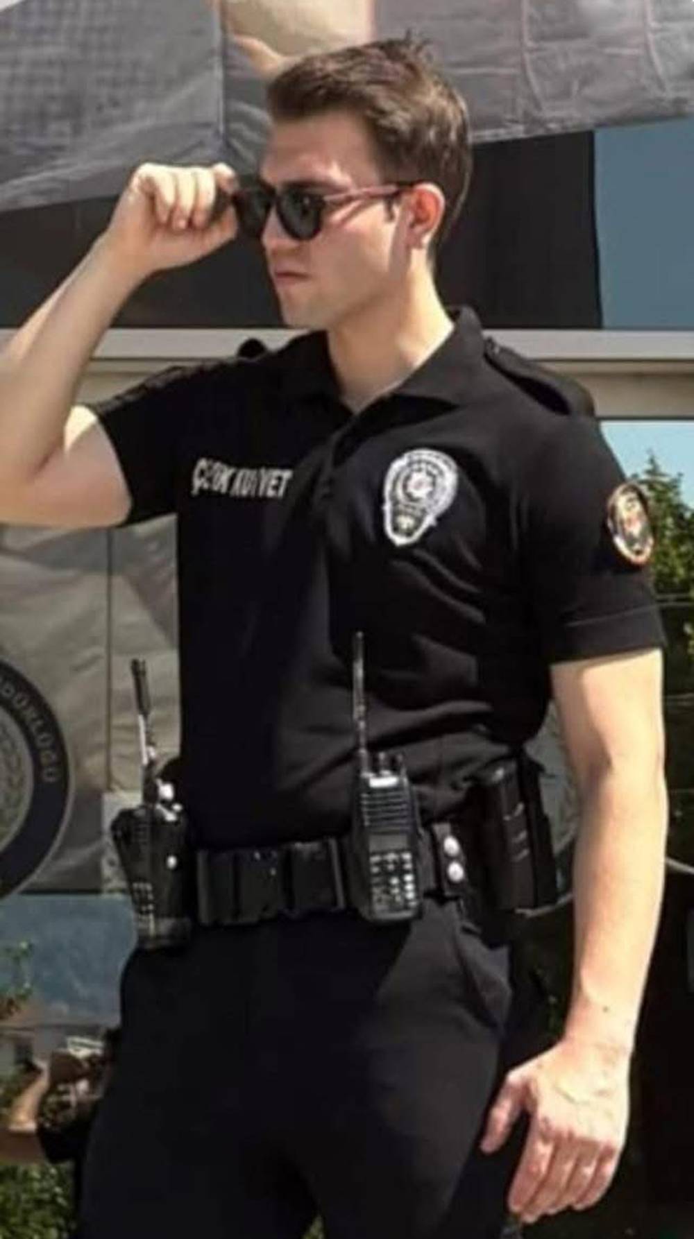 Aile arasındaki tartışmada silahla vurulan polis toprağa verildi, kardeşi tutuklandı