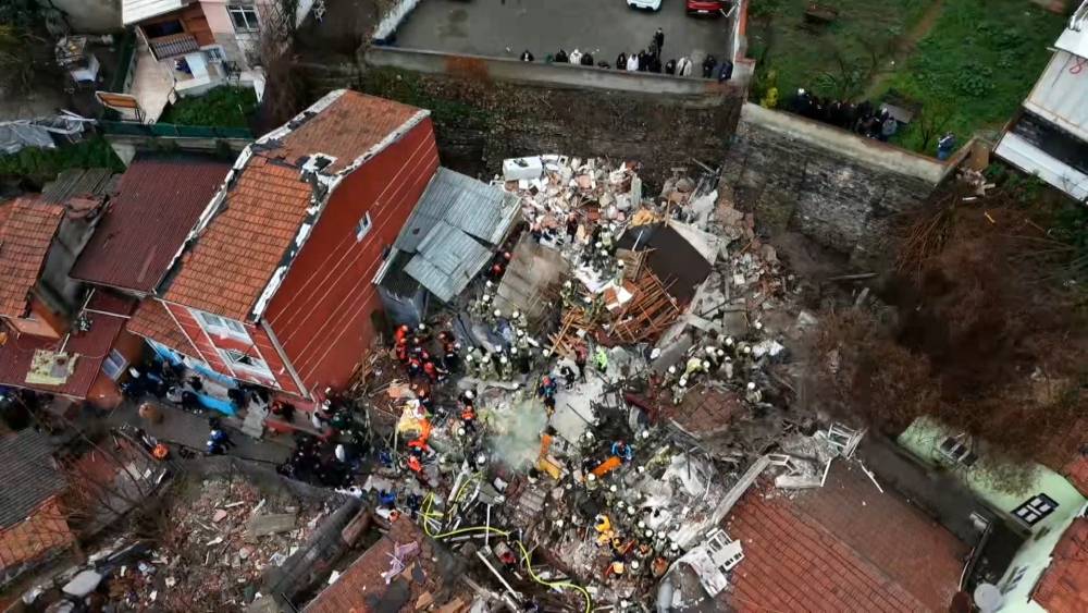İstanbul &ndash; Fatih&rsquo;te &ccedil;&ouml;ken 2 binadaki kurtarma &ccedil;alışmaları havadan g&ouml;r&uuml;nt&uuml;lendi