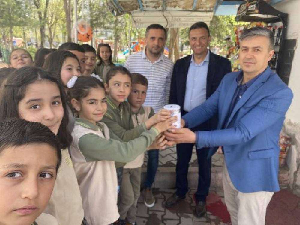 Öğrenciler, biriktirdiği parayla bir ailenin bakkala olan borcunu ödedi