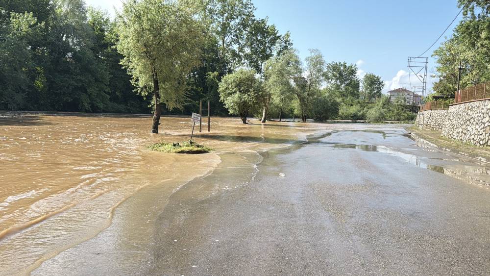 Bartın Irmağı'nda su seviyesi 2 metre y&uuml;kseldi
